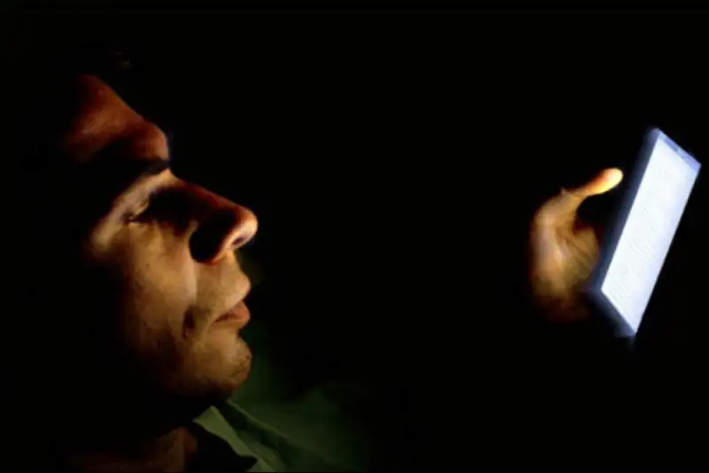 چرا نباید در تاریکی با گوشی کار کنیم؟