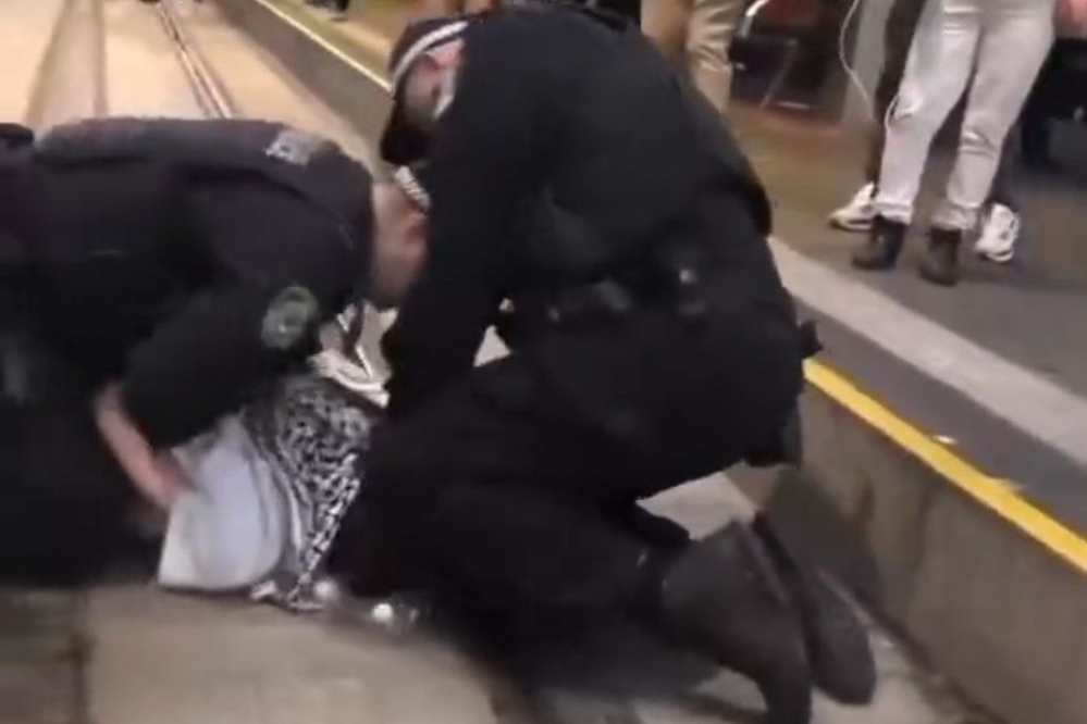 משטרת אוסטרליה תקפה באלימות פעילים פרו-פלסטינים בסידני.