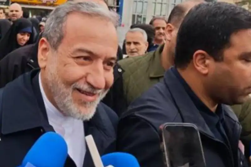 عراقچی: حضور مردم و نیروهای مسلح رمز اقتدار ایران است