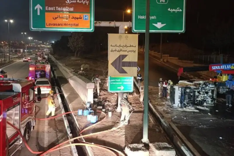 واژگونی کامیونت حامل بنزین در بزرگراه یاسینی