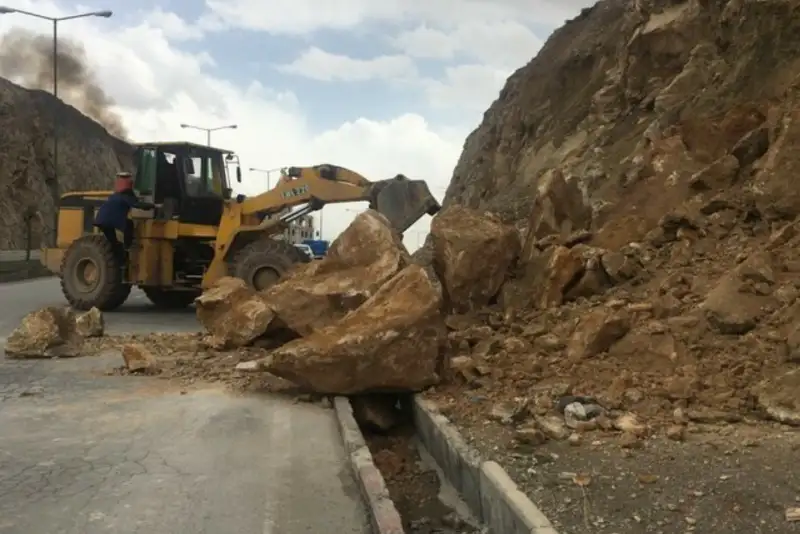 آزادراه قزوین-رشت با ریزش کوه مسدود شد/چالوس یک‌طرفه شد