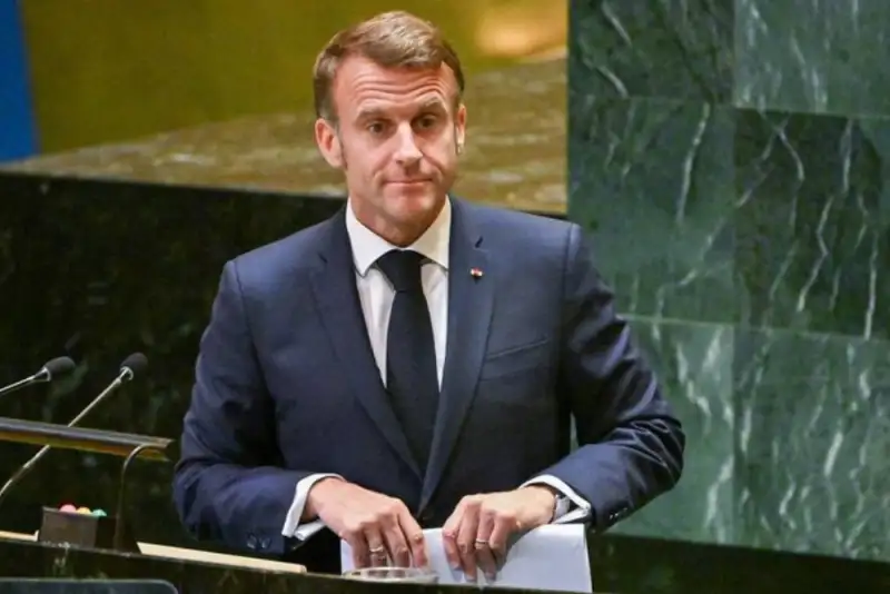 ماکرون: در حال تدارک زمان مذاکره با پوتین هستم