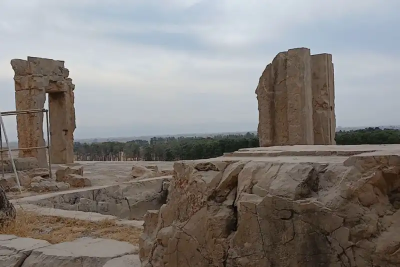 یادگاری نویسان روی دیواره‌های تخت جمشید تحت پیگیرد قانونی می گیرند