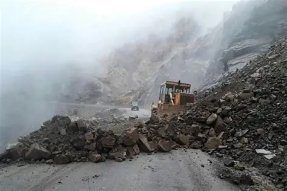 6 تیم هلال‌احمر راهی محل ریزش کوه در آزادراه تهران- پردیس شدند