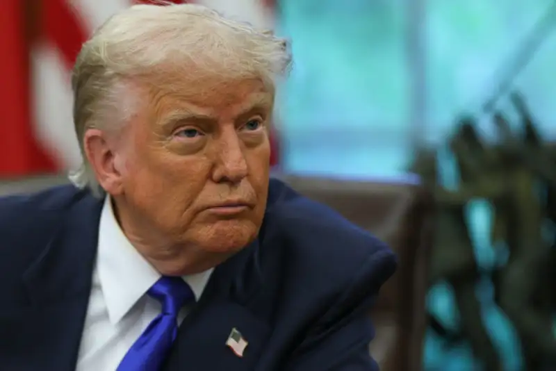 ترامپ: یک ناوگروه ضربت بزرگ به سوی ایران اعزام کرده‌ایم