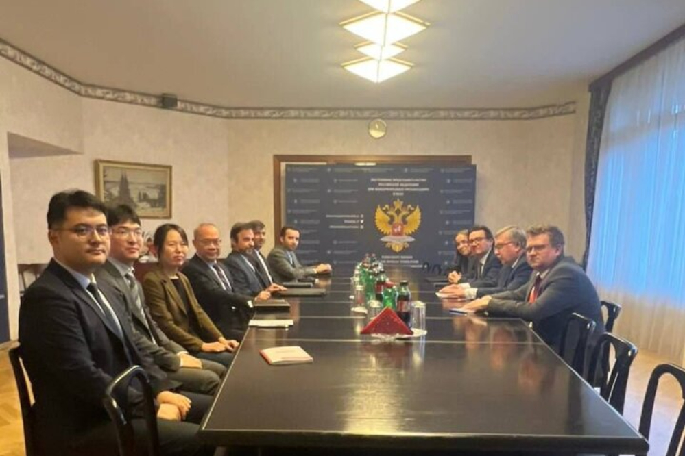 פגישה תלת-צדדית של שגרירי טהרן, בייג'ינג ומוסקבה בווינה