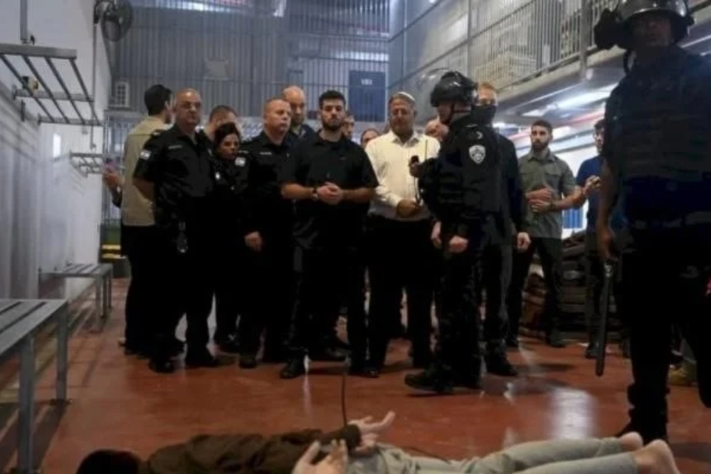 סצנות של התעללות באסירים פלסטינים בכלא עופר פשע מלחמה חדש