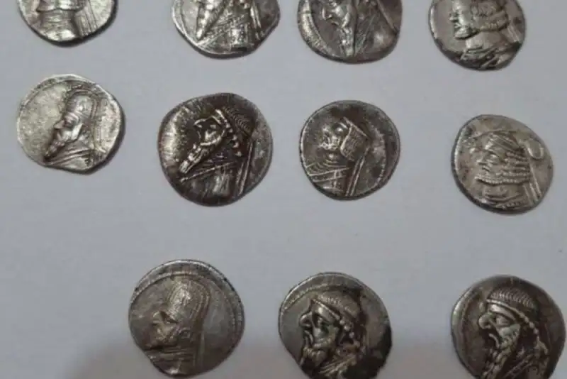 کشف 15 سکه نقره تاریخی دوره اشکانی در دره‌شهر