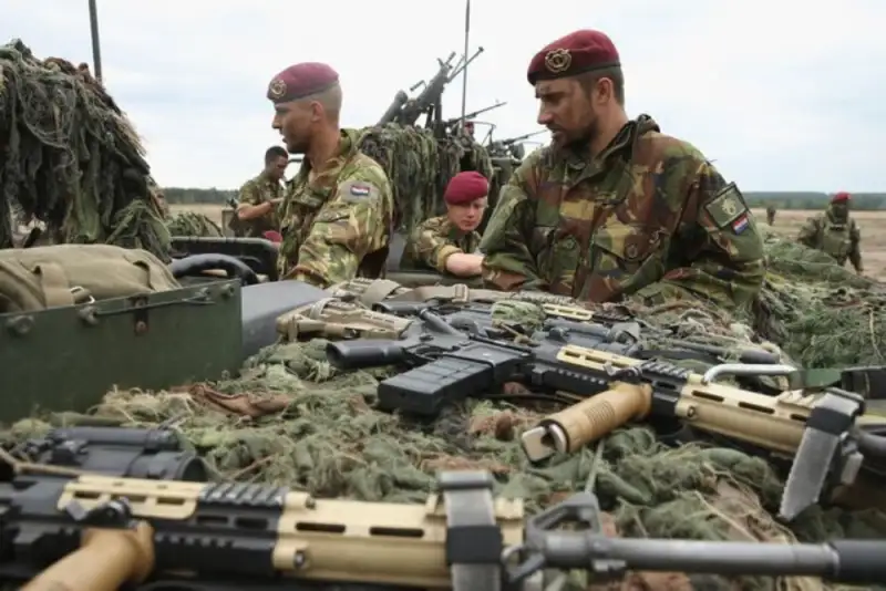 فرمانده ارتش هلند: باید برای جنگ با روسیه آماده باشیم!