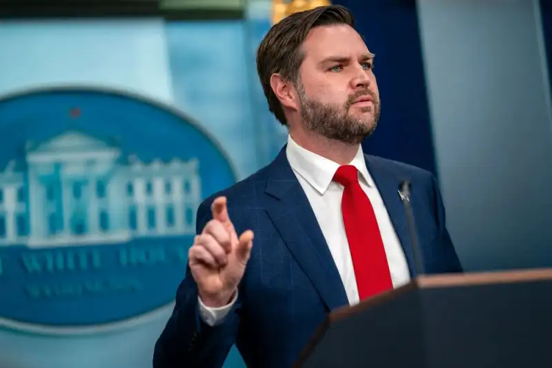 معاون ترامپ: متحدان اروپایی به منافع خود آسیب می‌زنند