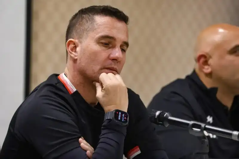 سرمربی پرسپولیس: ناراحتی ما از باخت بیشتر از هواداران است