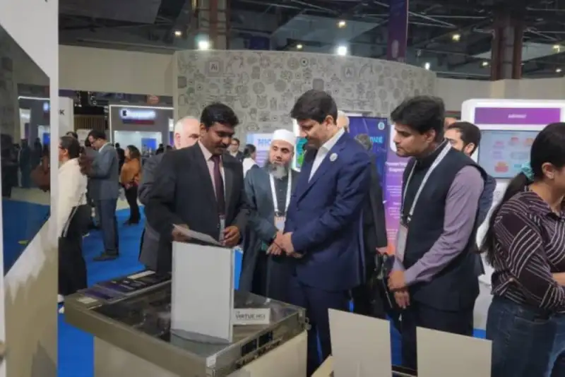 بازدید وزیر ارتباطات ایران از نمایشگاه هوش مصنوعی هند