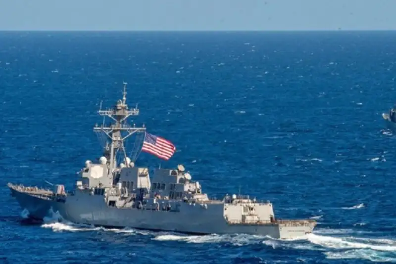 یک شناور در اقیانوس آرام شرقی هدف ارتش آمریکا قرار گرفت