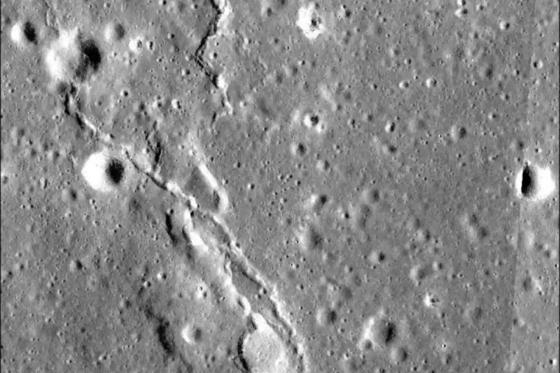 ماه همچنان از درون می‌لرزد