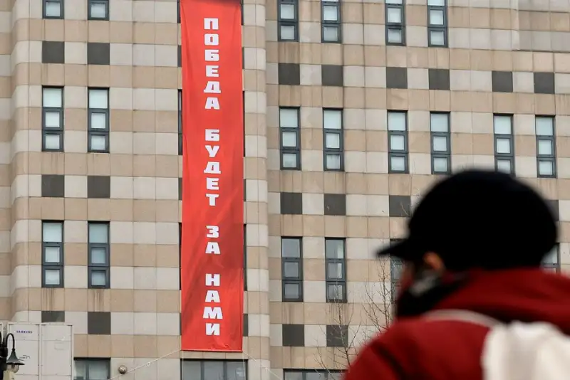 ماجرای نصب بنر پرحاشیه در سفارت روسیه چیست؟