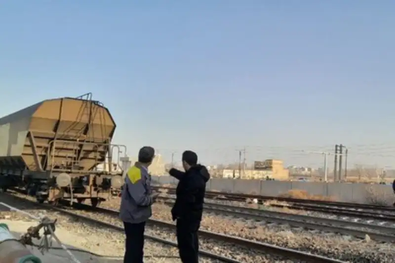 خروج قطار باری از ریل در ورودی پیشوا