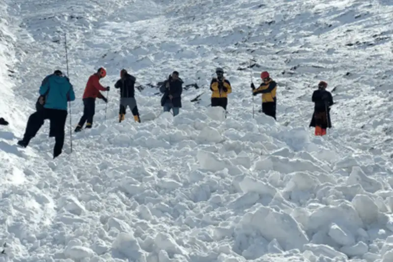 تلاش‌ برای یافتن دو کوهنورد مدفون شده  زیر 10 متر برف