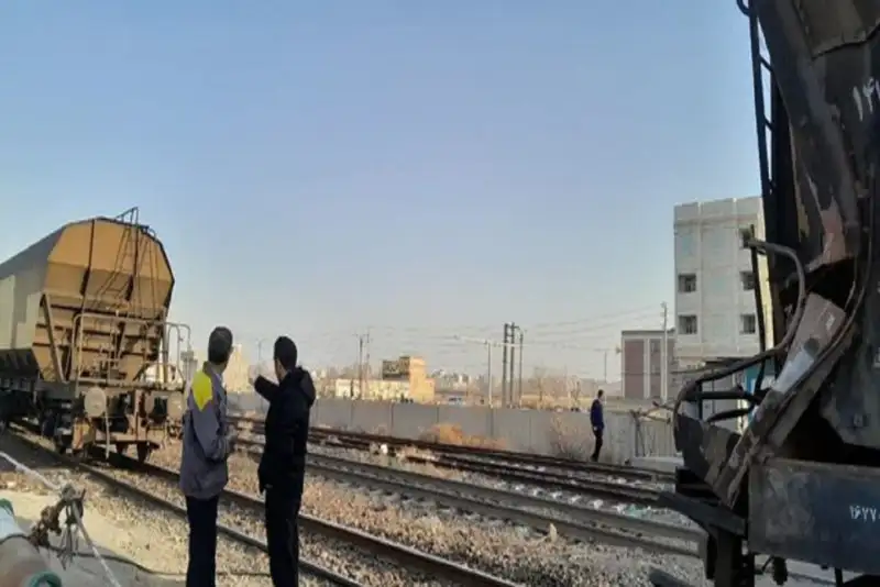 قطار از ریل خارج شده در ایستگاه پیشوا به ریل بازگشت