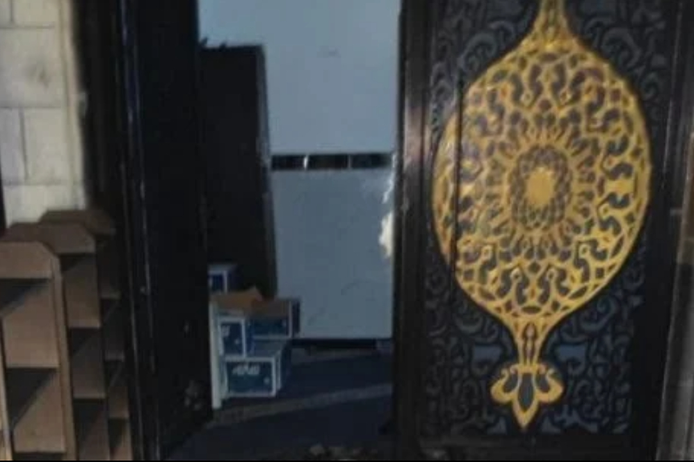 מתנחלים הציתו את כניסה למסגד אבו בכר אל-סידיק מדרום לשכם בגדה המערבית