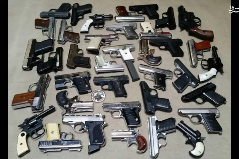 کشف 15 قبضه کلت جنگی از چمدان مسافران اتوبوس در فارس