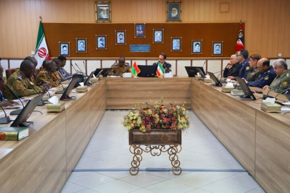 وزير دفاع بوركينا فاسو يلتقي رئيس جامعة القيادة والأركان للجيش الايراني