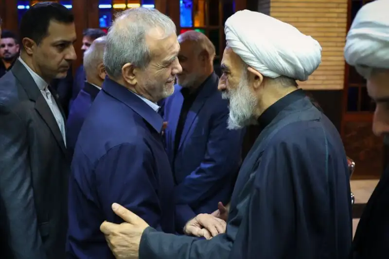 حضور پزشکیان در مراسم ترحیم حاج محمد قمی