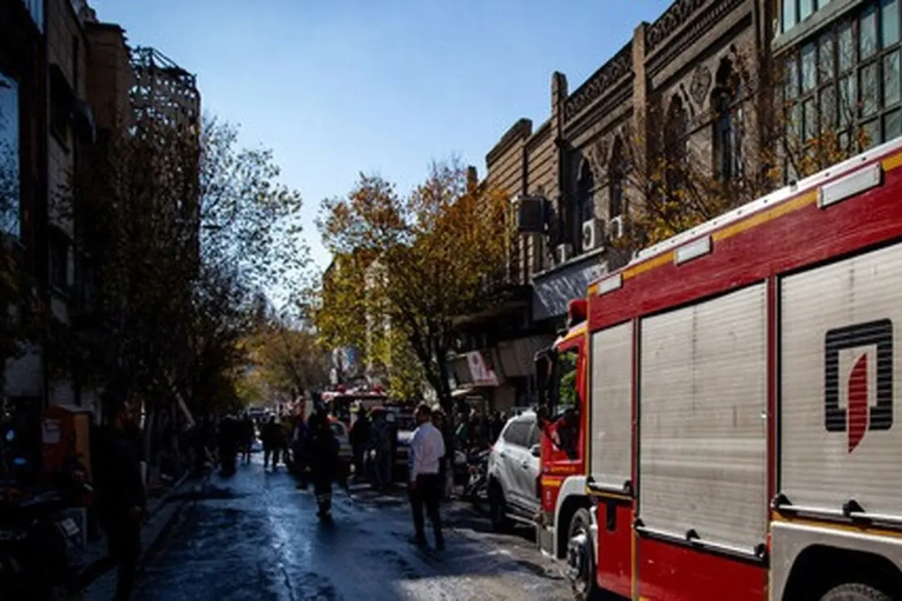 وقوع آتش‌سوزی در انبار لوازم الکترونیکی در لاله‌زار + جزئیات و مهار آتش در ساختمان ناایمن