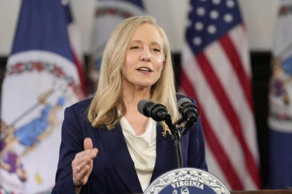 فرماندار ویرجینیا: ترامپ در سخنرانی کنگره حقیقت را به مردم نگفت