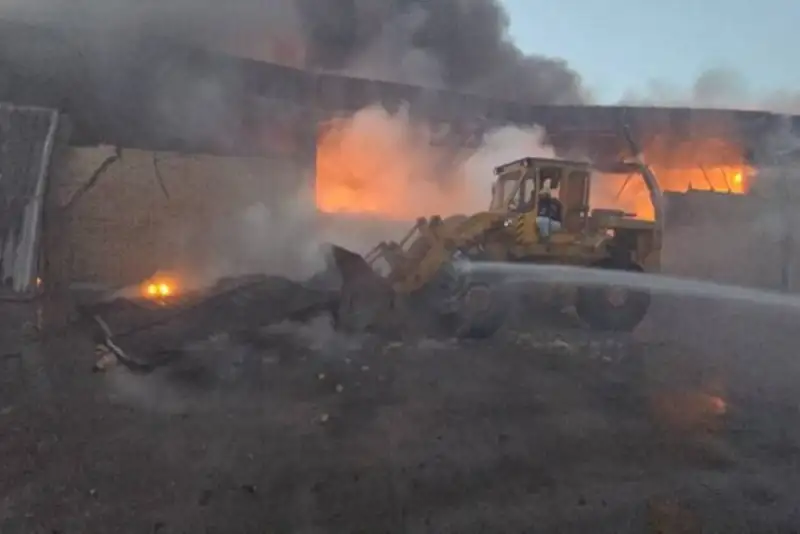 آتش‌سوزی گسترده در کارخانه تولید کفش /کنترل آتش توسط آتش نشانان