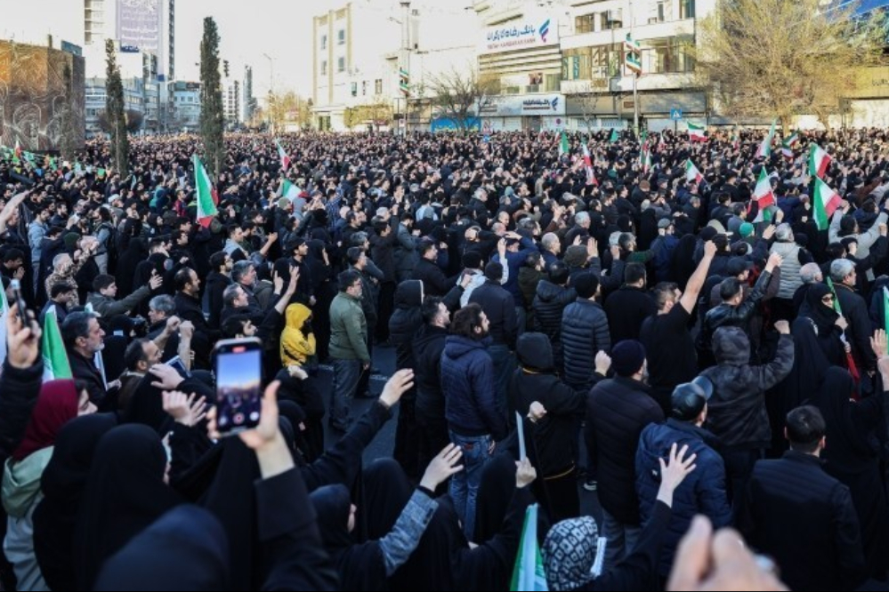 Собрание жителей Тегерана в связи с мученической смертью имама Хаменеи