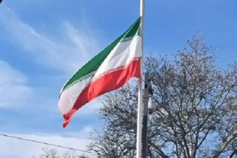 نیمه برافراشته شدن پرچم نمایندگی‌های ایران در اروپا