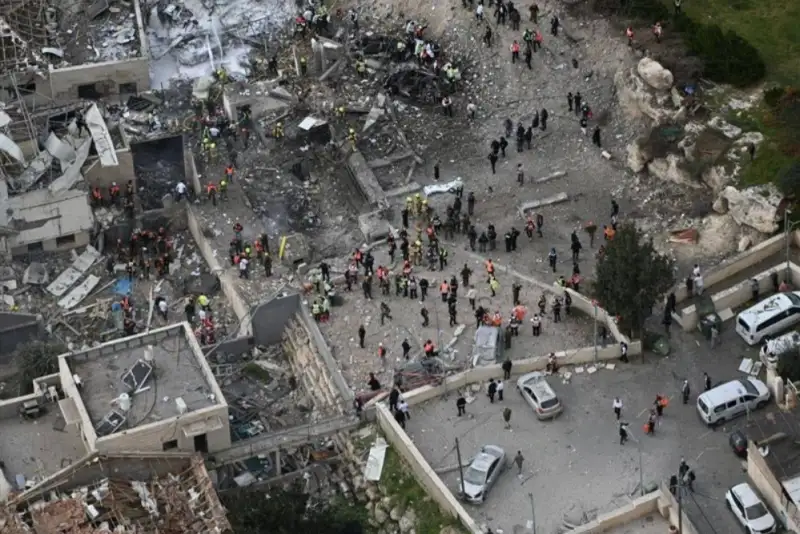 تصاویر هوایی از شدت تخریب «بیت شمش» توسط موشک‌های ایرانی +فیلم