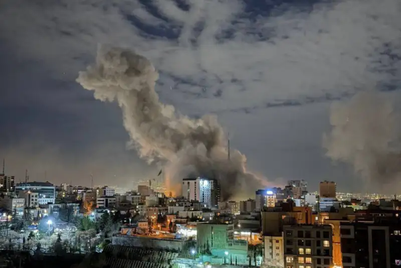 ادامه حمله مشترک آمریکا ورژیم صهیونیستی به ایران؛ منطقه در آستانه جنگی گسترده/ فیلم و عکس