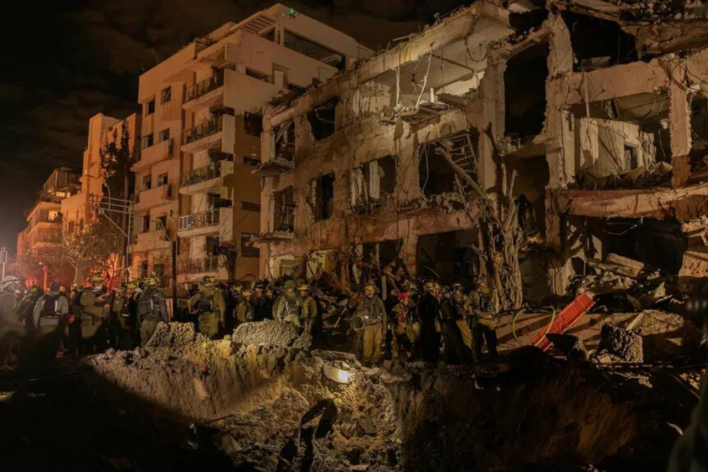 A photo report on Iranian missile strikes hitting Tel Aviv
