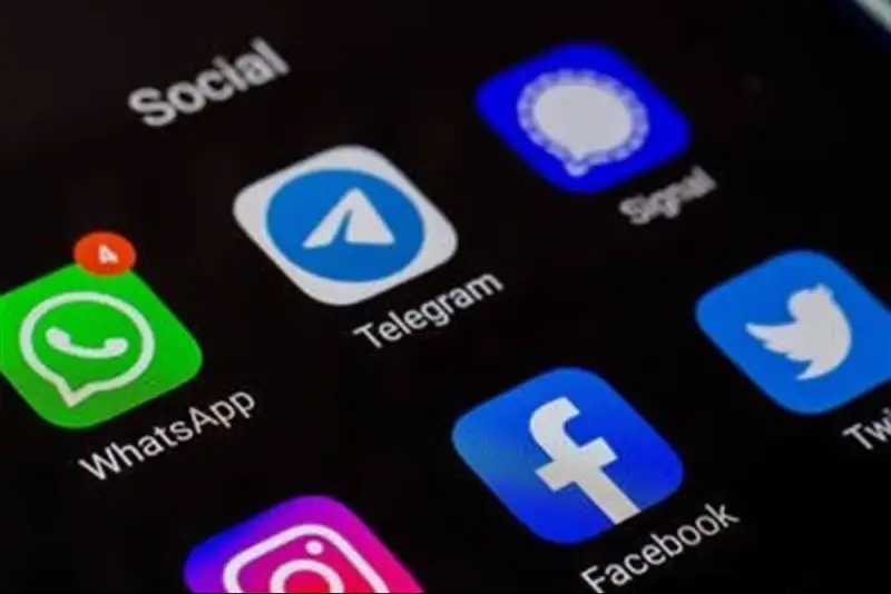 دشمن به اطلاعات مردم در پیامرسان‌های خارجی دسترسی دارد