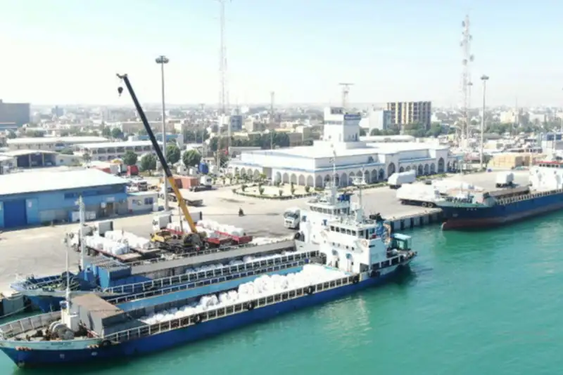 بنادر در شمال و جنوب کشور فعال هستند