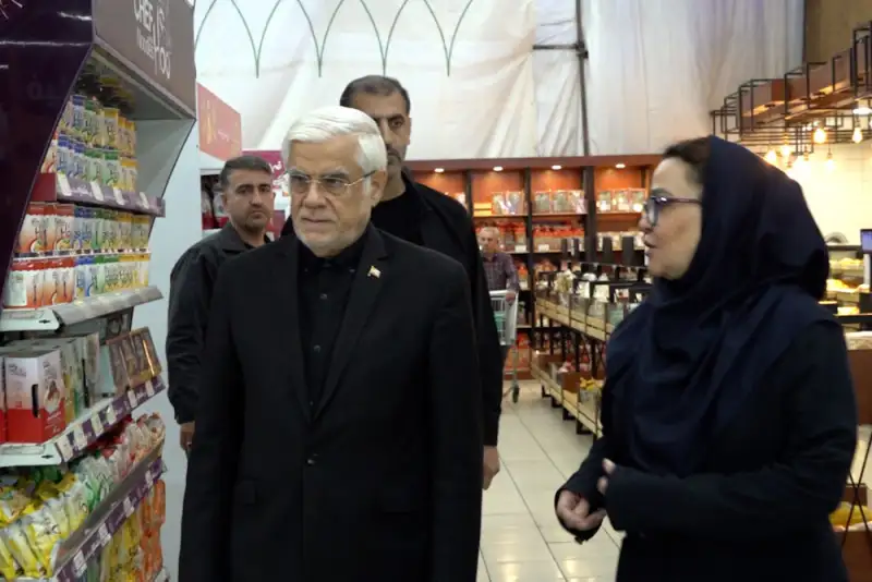 نظارت میدانی معاون اول رئیس‌جمهور بر روند تامین و توزیع کالاهای اساسی