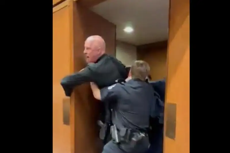 درگیری در کنگره آمریکا در اعتراض به همراهی آمریکا با اسرائیل