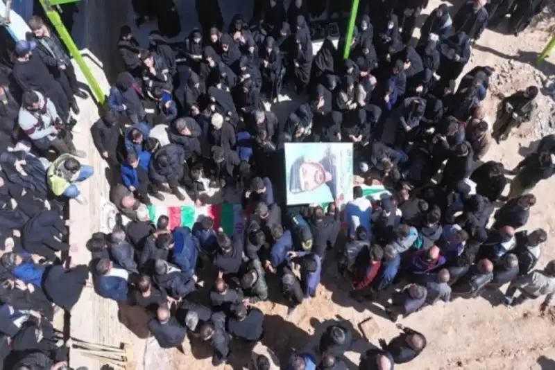 15 شهید مدافع وطن در لرستان تشییع و خاکسپاری شدند