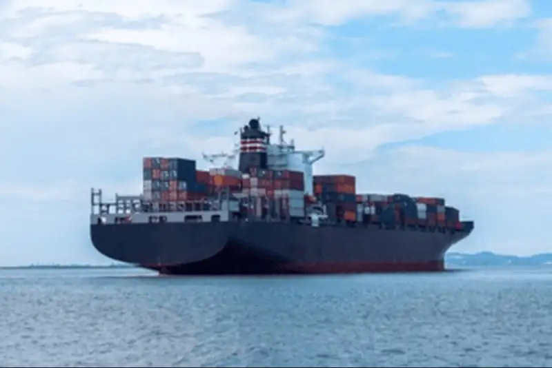 گیر افتادن 10 درصد ناوگان کانتینری جهانی در پشت تنگه هرمز/افزایش قیمت نفت و بنزین در جهان