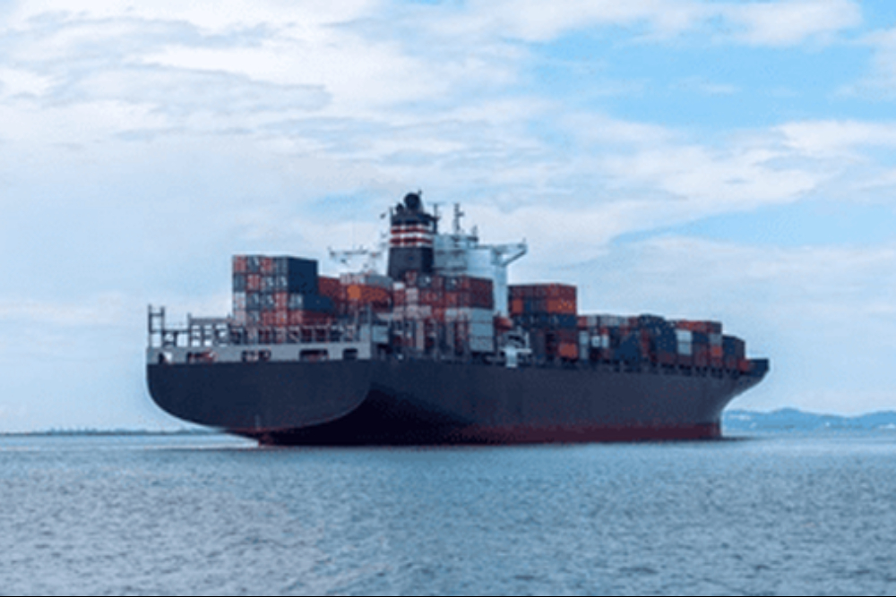 گیر افتادن 10 درصد ناوگان کانتینری جهانی در پشت تنگه هرمز/افزایش قیمت نفت و بنزین در جهان