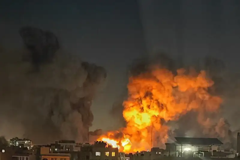 موج تازه حملات آمریکا و اسرائیل به ایران؛ صدای انفجارهای شدیددر تهران ، ایلام و قم