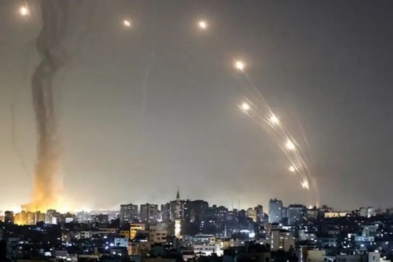 Launch of 21st wave of Operation True Promise 4/Mass launch of multi-warhead Kheibar missiles