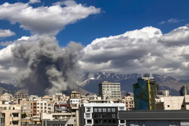 دوده مخازن نفتی از آسمان تهران در حال تخلیه است