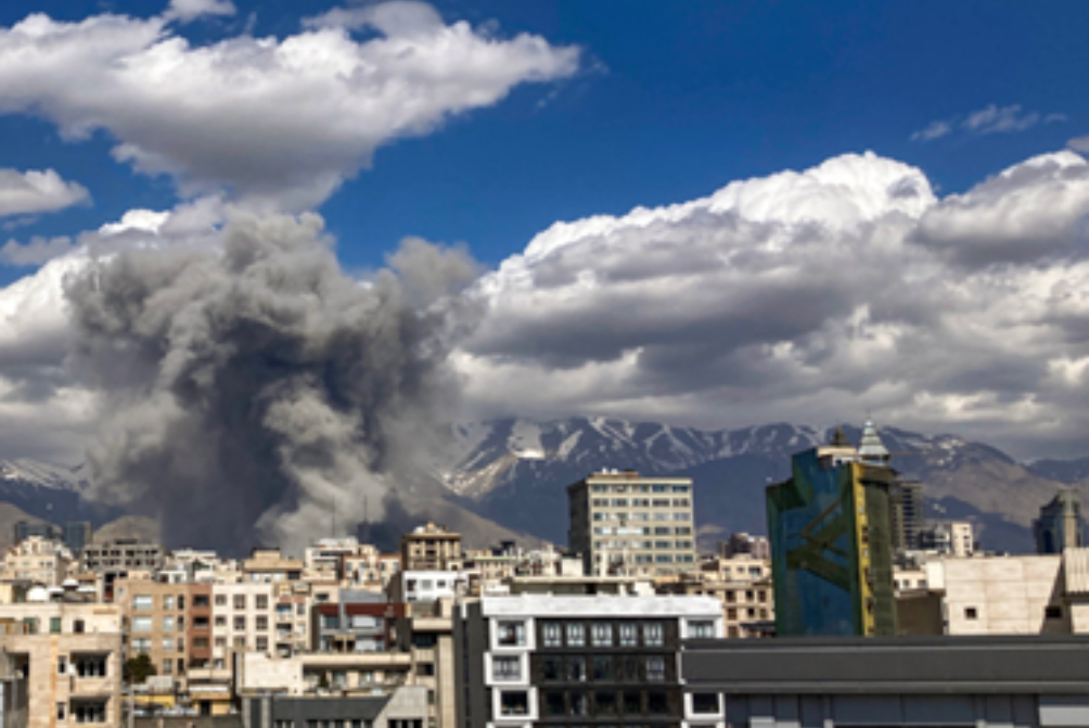 دوده مخازن نفتی از آسمان تهران در حال تخلیه است