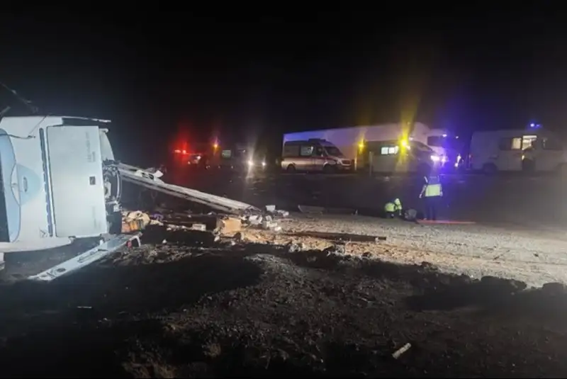 واژگونی تریلی و اتوبوس یزد–کرج درجاده نائین