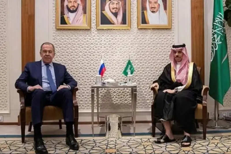 تأکید وزیران خارجه روسیه و عربستان بر ضرورت توقف فوری درگیری‌ها در منطقه