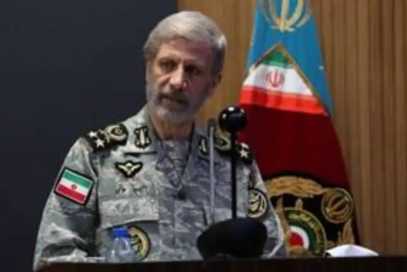 سرلشکر حاتمی: تا آخرین قطره خون از عزت و شرف ایران اسلامی پاسداری می‌کنیم