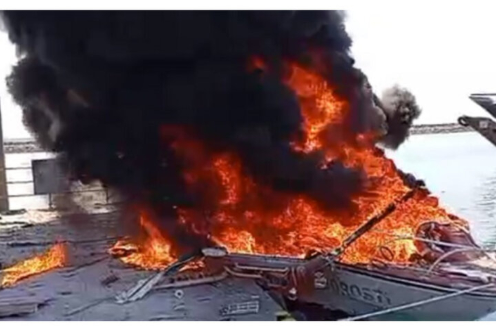 حمله دشمن آمریکایی صهیونیستی به دو شناور در اسکله جزیره هرمز