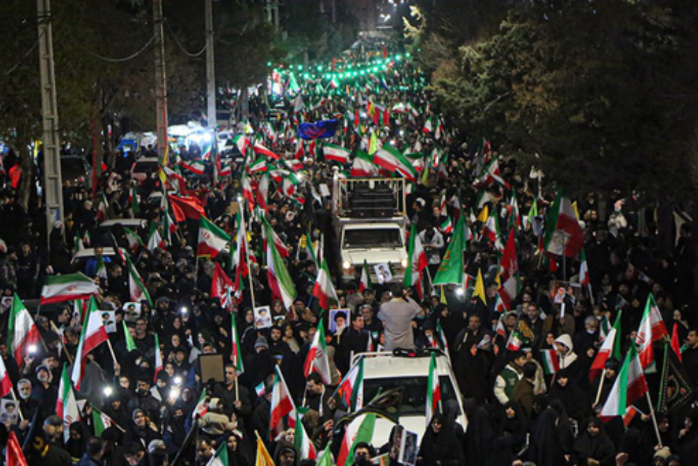 ادامه تجمع شبانه مردم در دفاع از ایران و انقلاب اسلامی